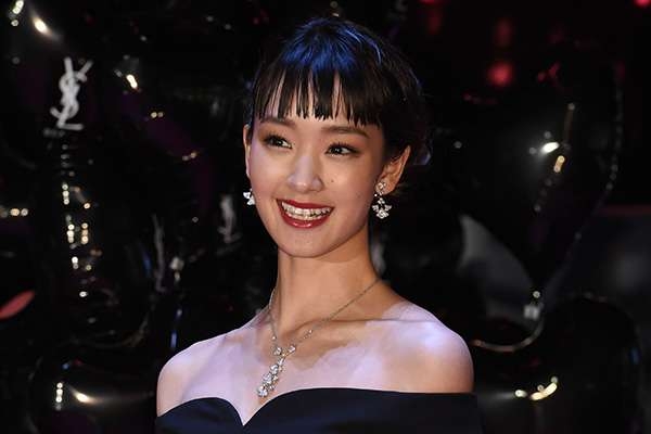 剛力彩芽　超ハイテンション、駅で突然ダンス…新恋人・丘山晴己の“宇宙人”ぶりが話題