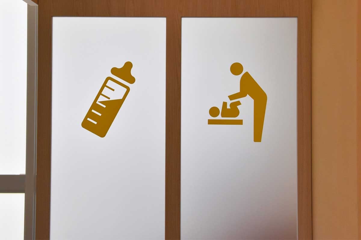 外国人男性2人が授乳室でカップ麺