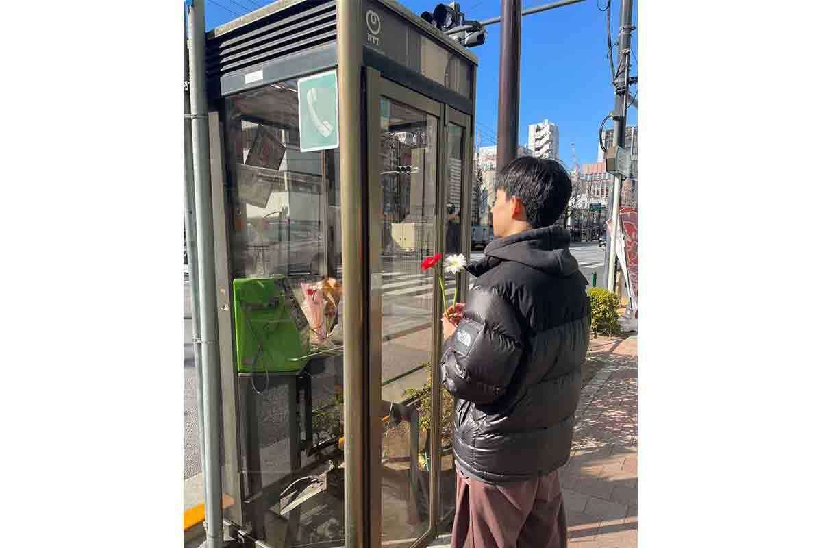 都心の電話ボックスに外国人が殺到…ガーベラを手にした韓国人男性も　いったい何が起きている？（ENCOUNT） - Yahoo!ニュース
