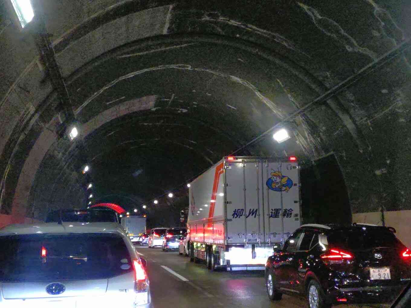 高速道路の上り坂で複数台がスタックし道塞ぐ　大雪の影響　廿日市IC―大竹ICが通行止め　山陽道（広島岩国道路）　県道でも複数台立ち往生