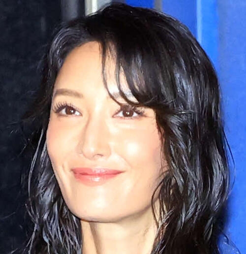 菜々緒、一糸まとわぬ衝撃バックショット＆黒ビキニ水着の大自然満喫動画公開 - 芸能 : 日刊スポーツ