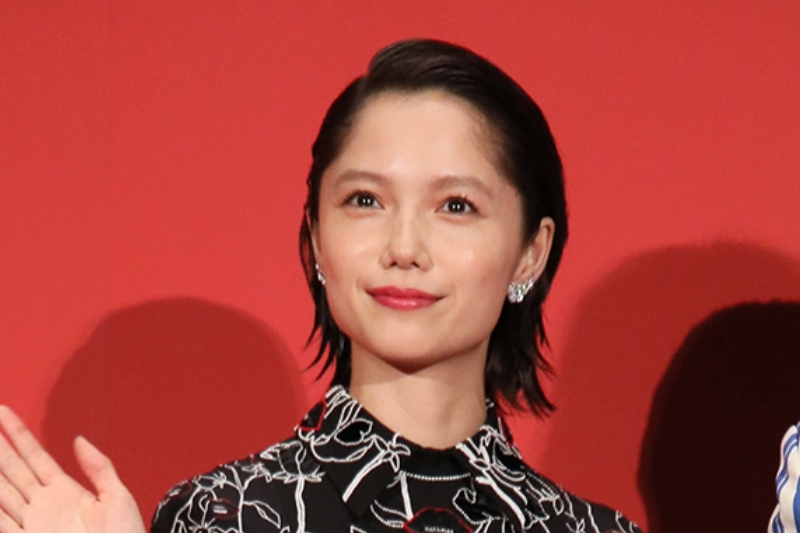 《昨年、第4子を出産》宮崎あおい、大河ドラマの撮影現場に赤ちゃんを抱いて出勤　NHKは手厚くサポート、抱っこひもで赤ちゃんを抱きながら“本読み”に臨むことも (1/2)| 女性セブンプラス