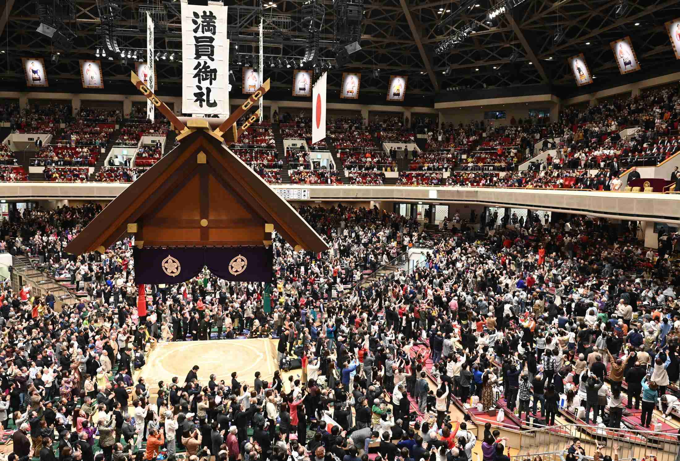 大相撲　天覧相撲で異例の光景　取組後に観客総立ち→天皇御一家を見送るシーンが「鳥肌モノだった」「すごく良かった」（デイリースポーツ） - Yahoo!ニュース