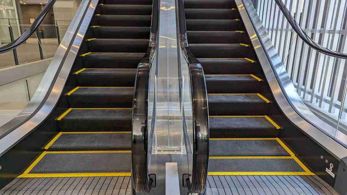 「そういえば右側を歩く人が減ったような…」　エスカレーターの謎マナー「片側空け」が最近改善されてきた？　福岡では強めな“啓発アナウンス”も | デイリー新潮