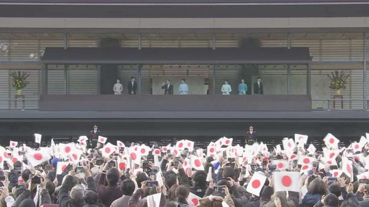 【速報】「新年一般参賀」の最中　男が前列で裸に　公然わいせつの疑いで現行犯逮捕　柵を乗り越えた先で皇宮警察らに取り押さえられる | TBS NEWS DIG