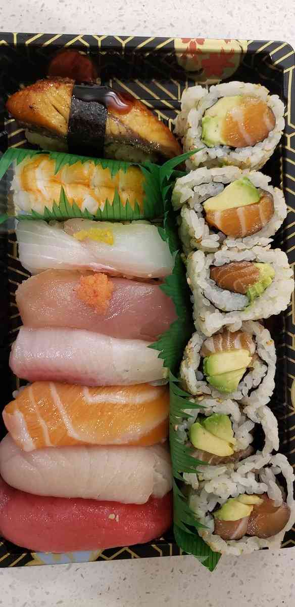 これが＄40(￥6000)したアメリカの弁当、否、Bento boxだ！！右で見切れてるのは致死量を超えた醤油だ「余白が芸術的」「スカスカおせち思い出す」