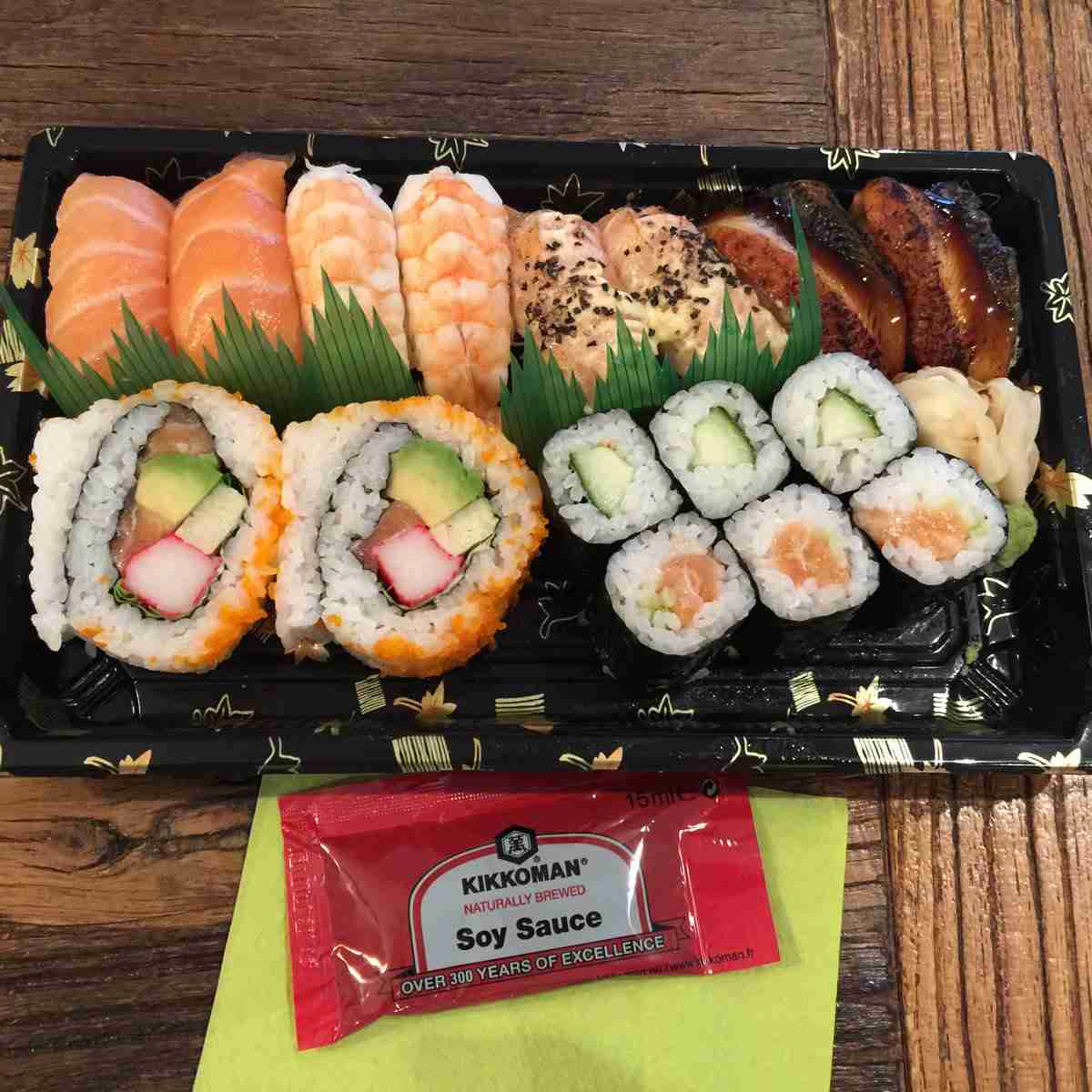 これが＄40(￥6000)したアメリカの弁当、否、Bento boxだ！！右で見切れてるのは致死量を超えた醤油だ「余白が芸術的」「スカスカおせち思い出す」