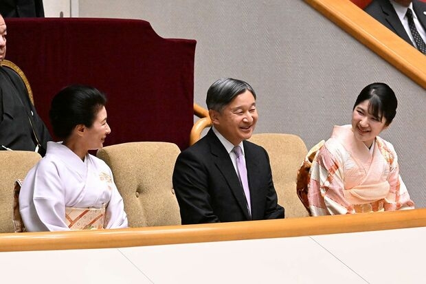 愛子さまが「天覧相撲」を“思い出の桜色の着物”で観戦、天皇陛下と雅子さまは気品あふれる“藤色リンクコーデ”（週刊女性PRIME） - Yahoo!ニュース