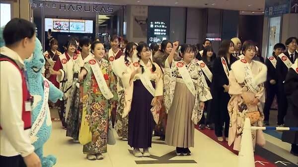 東京・新宿区の「はたちのつどい」“半数”が外国人…初めての振り袖は「苦しいけどきれい」　大阪では“オトナの階段”上るイベント