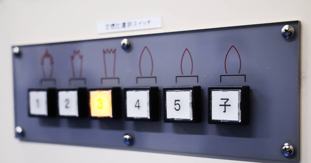 「お子さんを火葬するための専用スイッチです」…一体９万円の火葬代が物議！「多死社会のリアル現場」 | FRIDAYデジタル