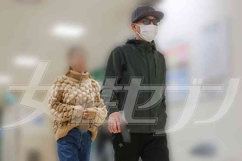 【400日ぶりの肉声】中居正広が独占直撃に語ったこと　騒動後も支え続けた15年来の恋人と百貨店で買い物デート《初2ショット》