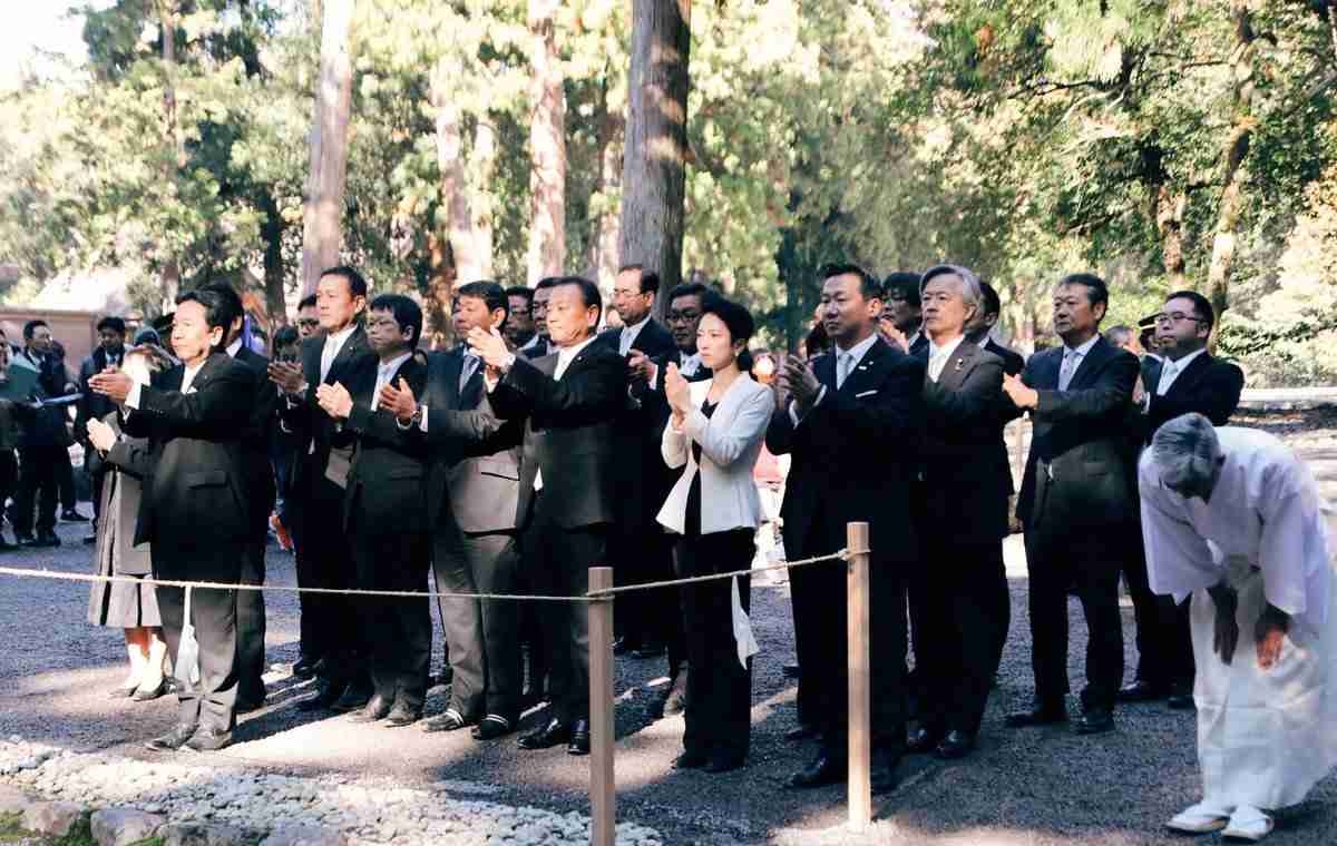 高市早苗首相、安倍晋三氏の遺影写真を携え伊勢神宮を参拝「もう1度連れて来てあげたかった」