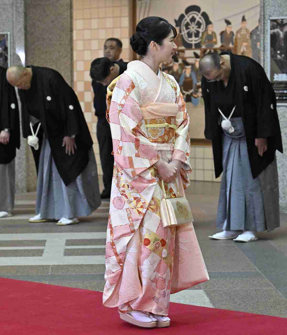 《感嘆の声を上げる観客も》愛子さま　「桜色の大振袖」に国技館大歓声！「卒業式の袴姿」から印象ガラリ（女性自身） - Yahoo!ニュース