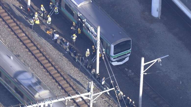 線路を歩いて駅に移動する乗客も…JR常磐線が上野駅の架線断線の影響で運転見合わせ　出勤通学の足を直撃