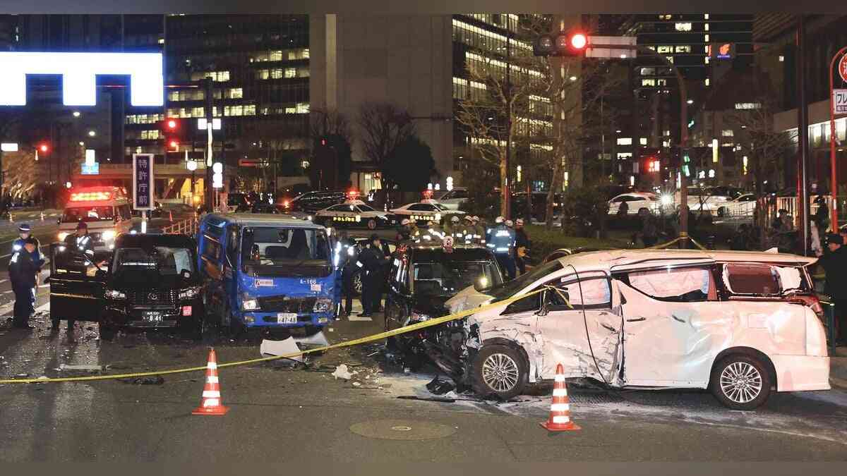 東京・赤坂の特許庁前交差点でタクシーやゴミ収集車など６台絡む事故…６人搬送、１人意識不明 : 読売新聞