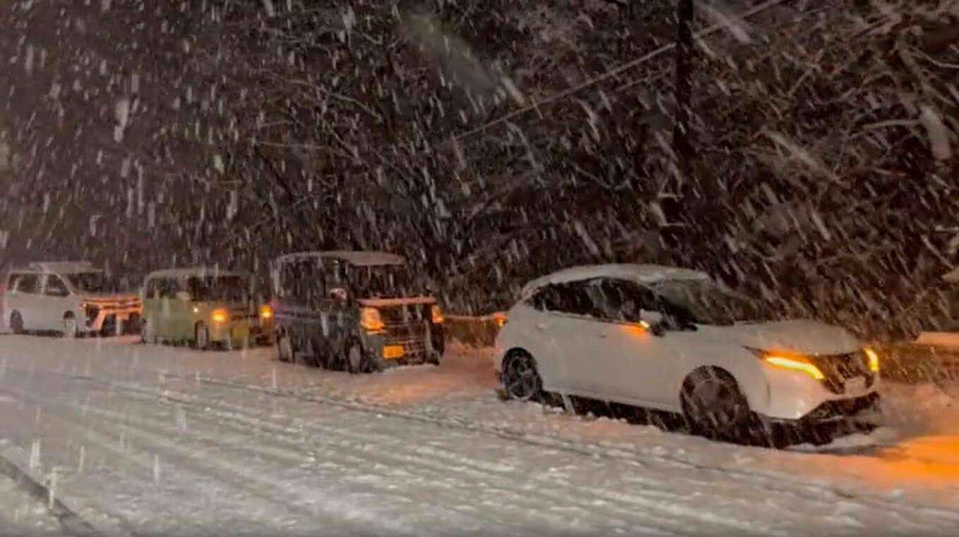 「1時間に10ｍしか進まない…」ノーマルタイヤ車のスタックから始まった山陽道の大規模渋滞　福岡―広島の所要時間が17時間に 車列で何が起きていたのか