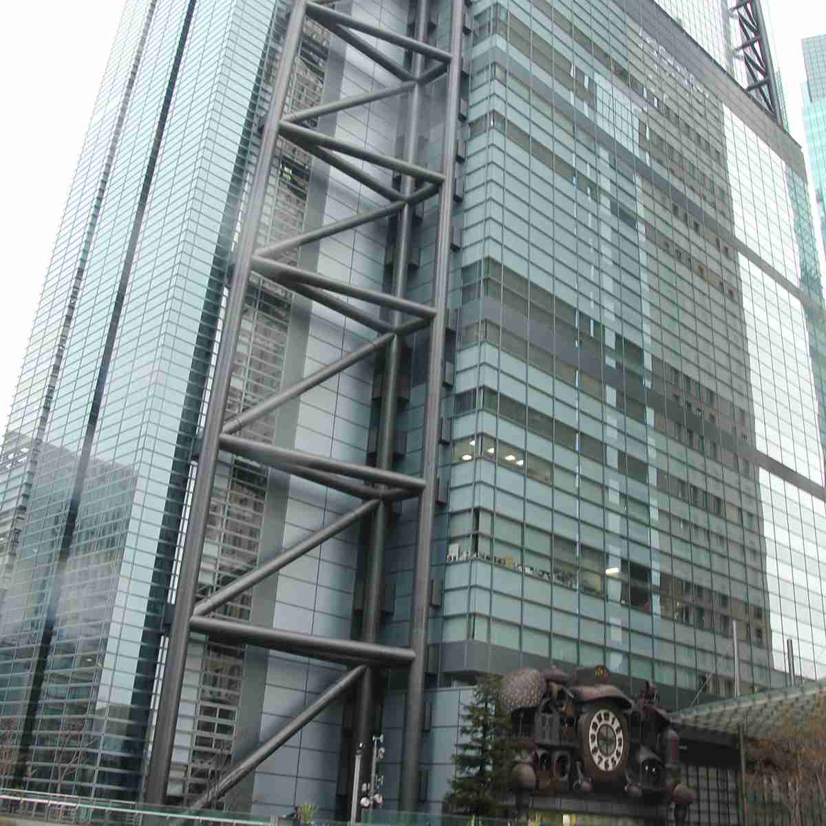 《乱痴気騒ぎは泥沼展開》カラオケBOXで日テレ男性記者が下半身露出、わいせつな行為まで…動画撮影された女性記者は訴訟も検討（女性自身） - Yahoo!ニュース