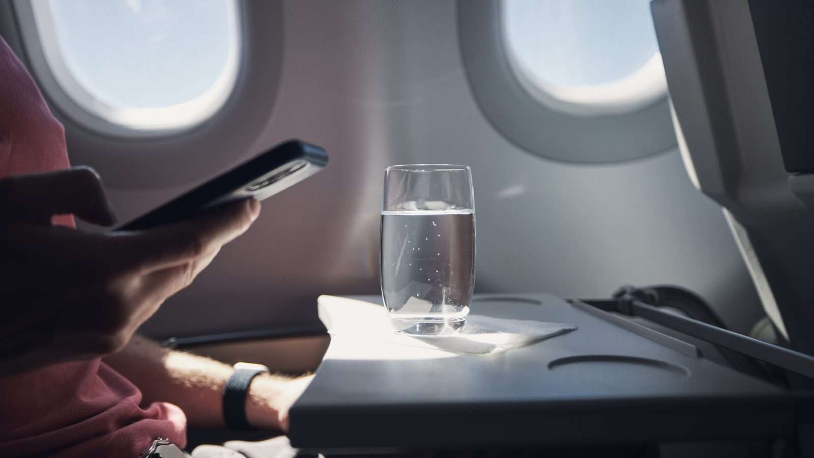 飛行機内で配られる水はどれくらい安全なのか─調査で明らかになった衝撃の結果 | クーリエ・ジャポン