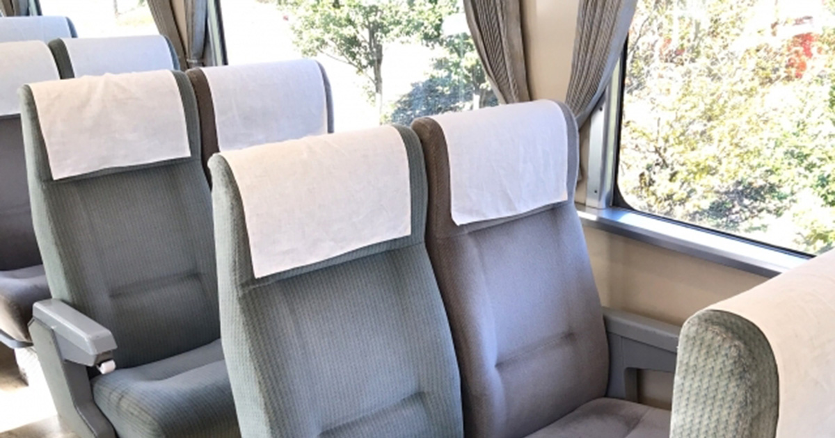 《トラブル恐れ泣き寝入りの人も》電車、バスの座席で足や肩を広げる“領域侵犯”問題が話題…JR、東京メトロが示した「対応策」 | 女性自身