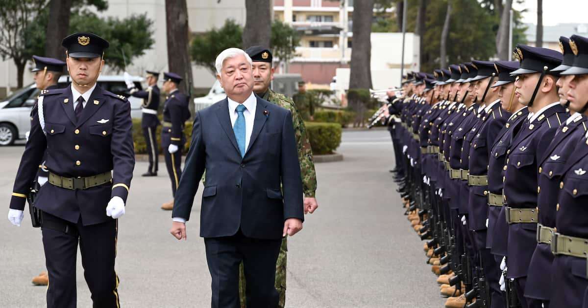 【動画】中谷防衛相が降下訓練を視察　「陸上部隊は最後の砦」自身も高さ11メートルから飛び降り - 産経ニュース