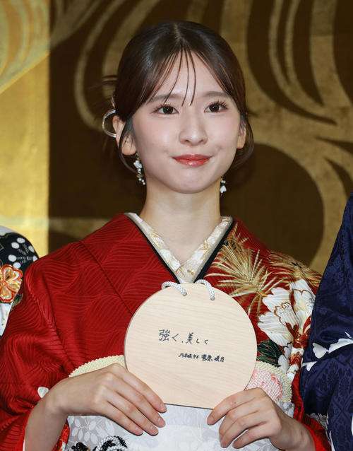 乃木坂46成人式に赤、深い紺、白と黒、ピンク、グレー調の振り袖5人「パカラッパカラッ世代」