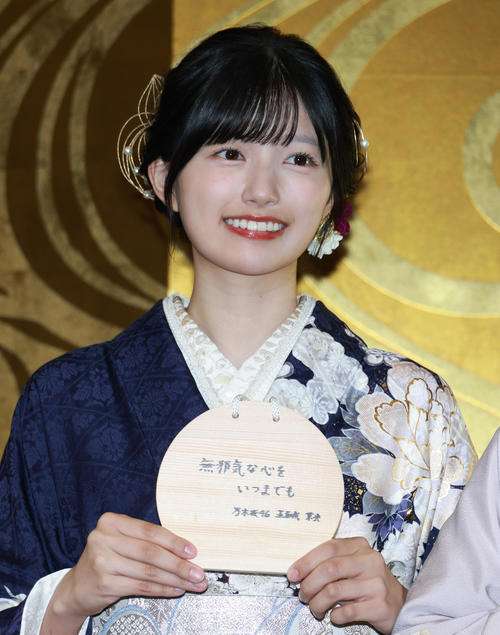 乃木坂46成人式に赤、深い紺、白と黒、ピンク、グレー調の振り袖5人「パカラッパカラッ世代」