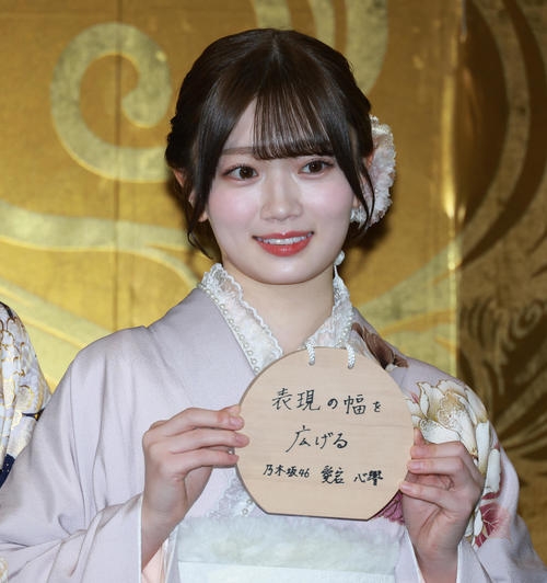 乃木坂46成人式に赤、深い紺、白と黒、ピンク、グレー調の振り袖5人「パカラッパカラッ世代」