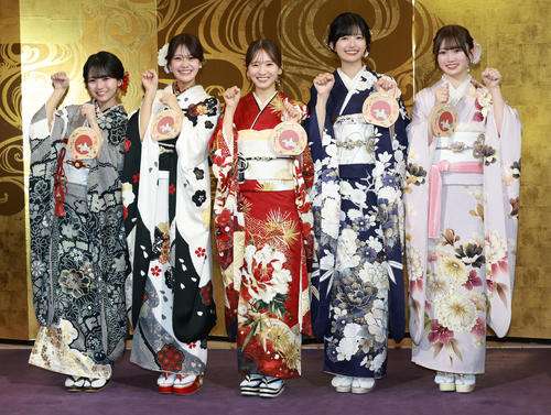 乃木坂46成人式に赤、深い紺、白と黒、ピンク、グレー調の振り袖5人「パカラッパカラッ世代」
