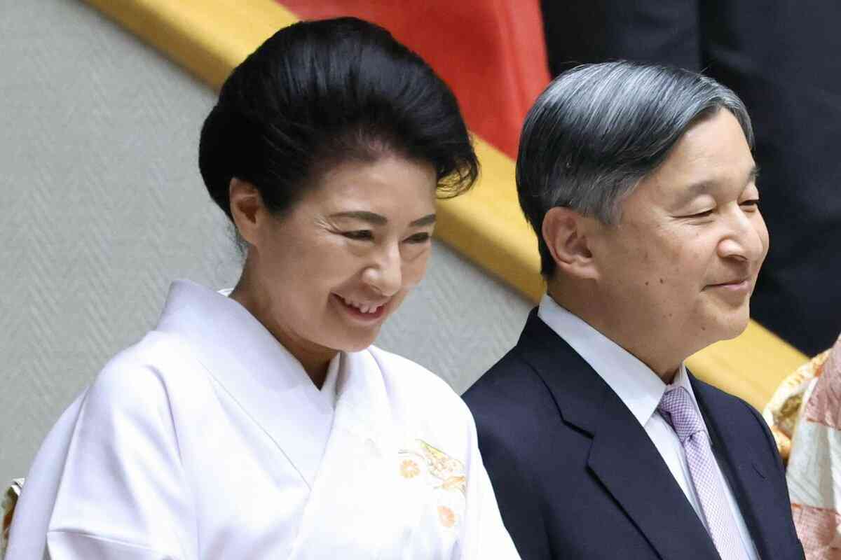 天皇陛下の優しいまなざしは、いつも雅子さまへ！  豪華絢爛よりも光る「平安の王朝風」白菫色のお着物の品のよさ（AERA DIGITAL） - Yahoo!ニュース