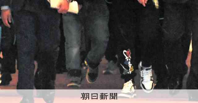 カンボジア拠点に詐欺容疑、移送の男女13人逮捕　警察官を装ったか：朝日新聞