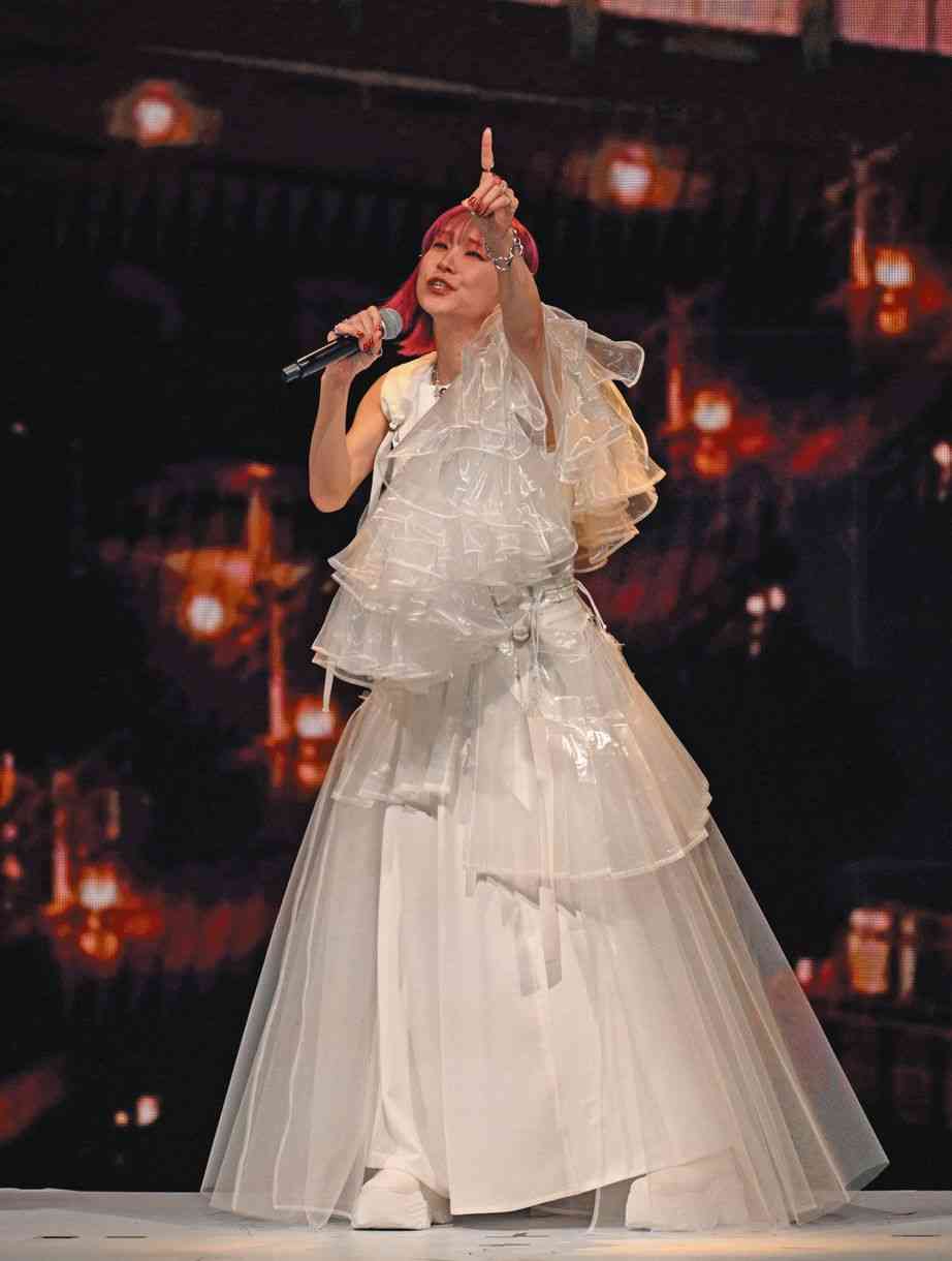 「終わった後から涙が…」 紅白歌合戦、LiSAが生放送中にSNS更新 「わたしも泣いちゃう」と称賛の声：中日スポーツ・東京中日スポーツ 