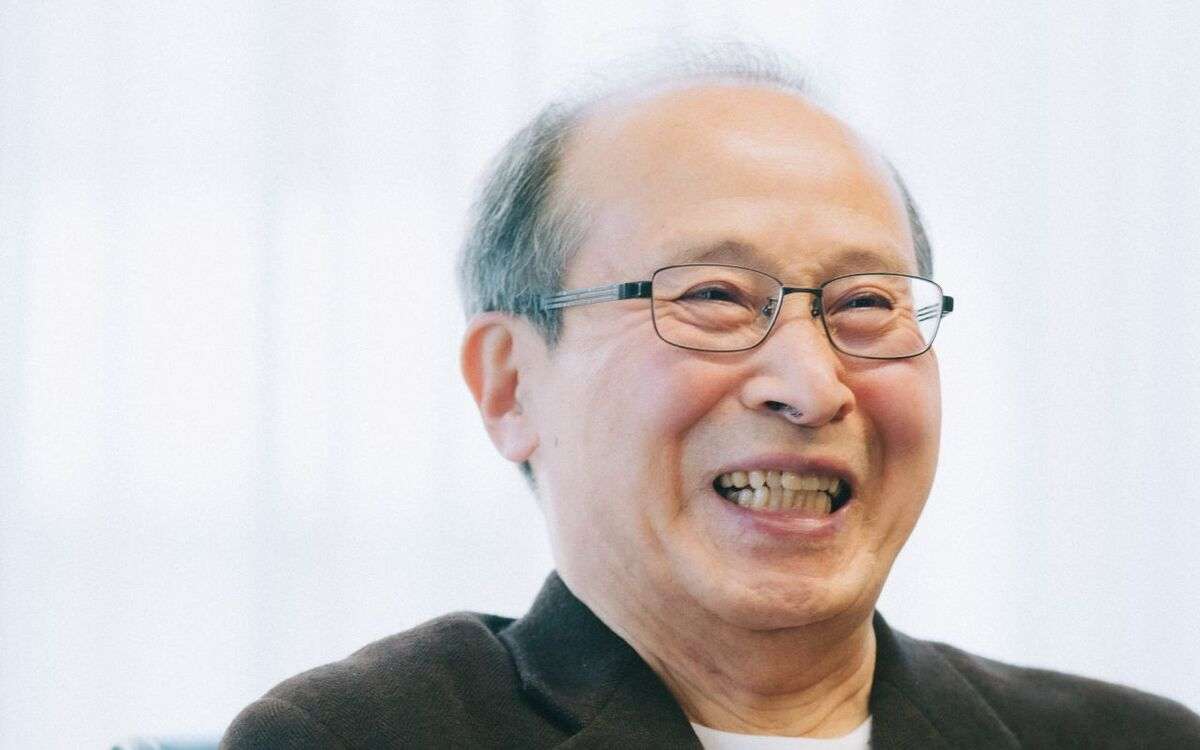 不動産会社の社長からシニアモデルへ…『笑ってはいけない』シリーズの名物キャラ「新おにぃ」の“意外な過去” | 文春オンライン