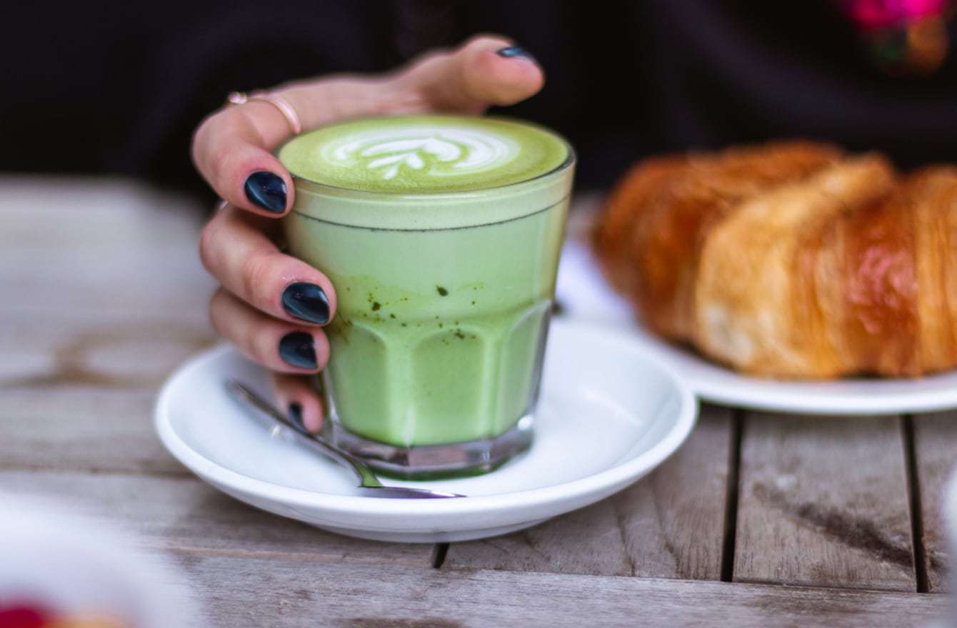「抹茶ラテ飲んでる人＝イケてる」海外でMATCHAの立ち位置が変わっていた | ファッションエディター高橋香奈子 40代からの海外移住 | mi-mollet（ミモレ） | 明日の私へ、小さな一歩！（1/2）