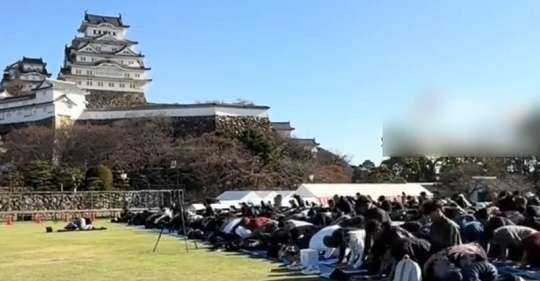 兵庫県姫路市の姫路城前公園で、イスラム教徒らによる集団礼拝が行われ X上で議論 | ガールズちゃんねる - Girls Channel -