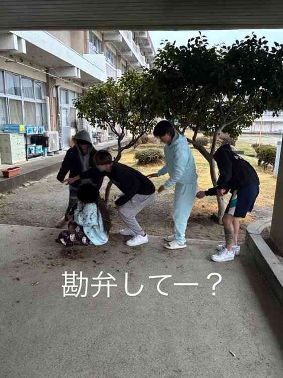 生徒の暴行動画拡散　土下座させ、顔面を蹴る　会津若松の中学校、市教委調査