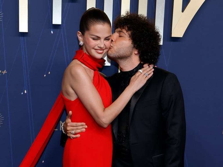 セレーナ・ゴメスのファン、夫ベニー・ブランコの不潔さに驚愕　真っ黒な足の裏に「なぜ結婚？」の声（ELLE DIGITAL） - Yahoo!ニュース