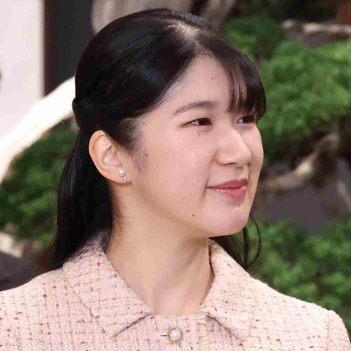 《ピンクベージュとボルドーで》天皇ご一家　信子さまと魅せられた「一体感抜群！リンクコーデ」（女性自身） - Yahoo!ニュース