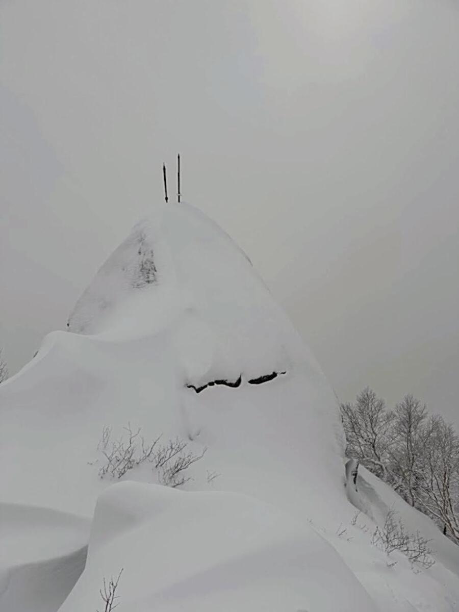 甲斐駒ヶ岳の烏帽子岩に刺さっていた剣、なくなっていた１本を登山客が発見…修験道に関わり撮影スポットに