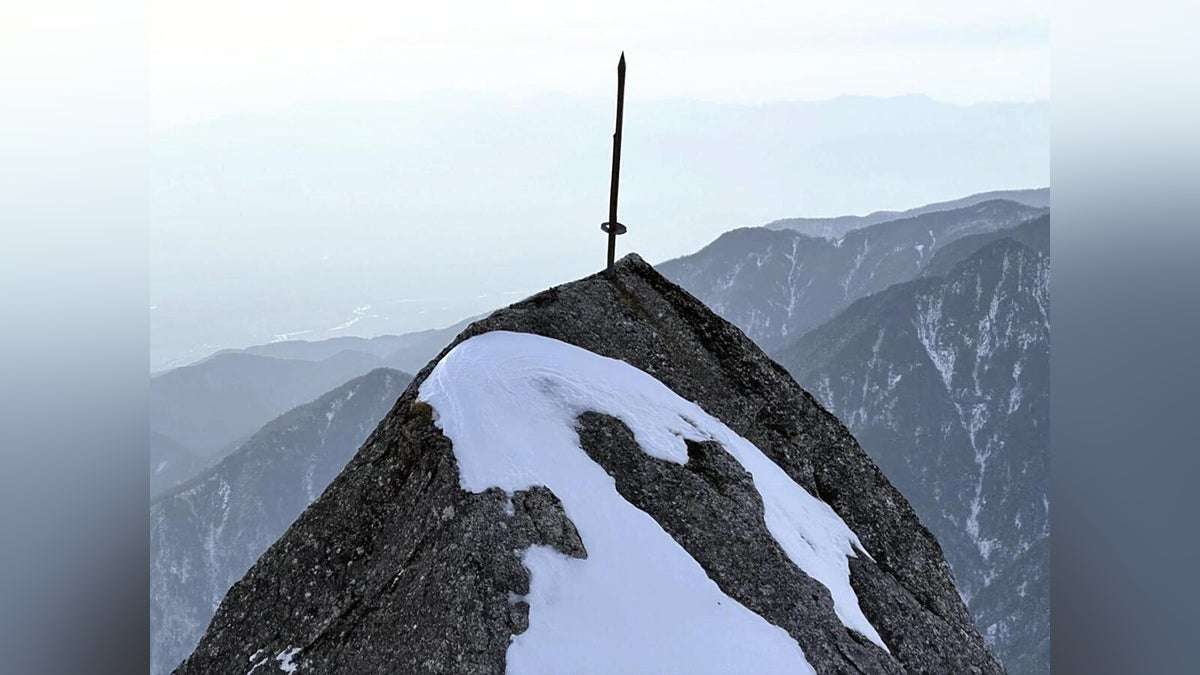 甲斐駒ヶ岳の烏帽子岩に刺さっていた剣、なくなっていた１本を登山客が発見…修験道に関わり撮影スポットに : 読売新聞