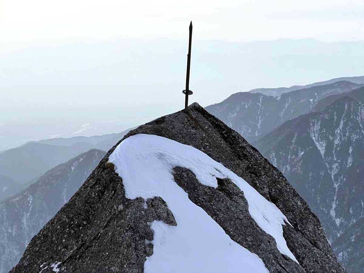甲斐駒ヶ岳の烏帽子岩に刺さっていた剣、なくなっていた１本を登山客が発見…修験道に関わり撮影スポットに