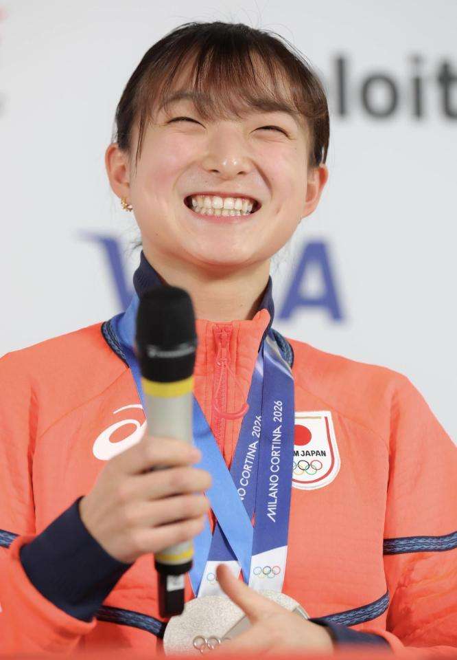 坂本花織　悔し涙の銀から一夜明け　現役続行への未練は「マジでない（笑）」前夜はりくりゅうらと打ち上げ「一睡もできず」「今大会の言葉は“充実”」