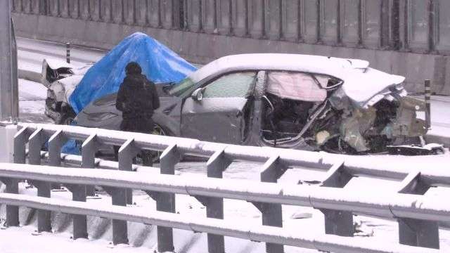 ランボルギーニがパトカーに突っ込む、乗っていた男は逃走…築地大橋で3件の事故が相次ぐ　6人ケガ　東京