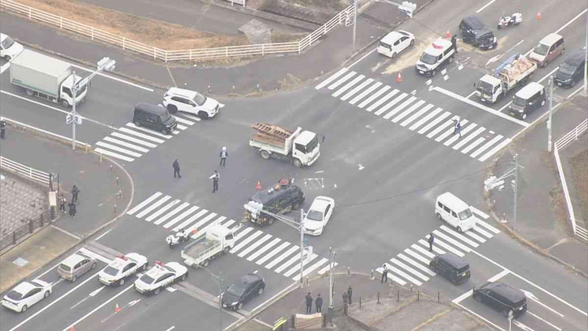 右折レーンの幼稚園バスに後ろから車が衝突　園児9人含む12人を病院に搬送　福岡・遠賀町