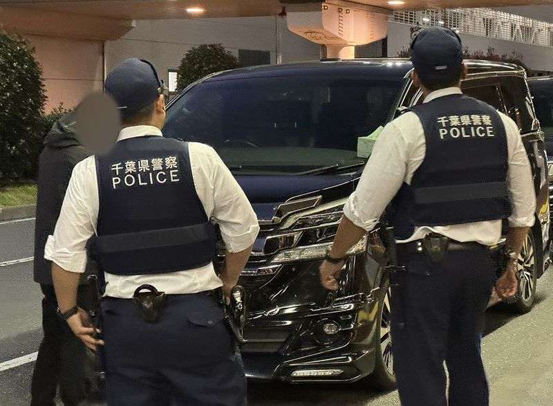 「タバコをポイ捨て、唾を吐く」黒スーツの中国人がウロウロと…成田空港「違法ハイヤー問題」文春記者が目撃した“白タク以上の無法地帯”（文春オンライン） - Yahoo!ニュース