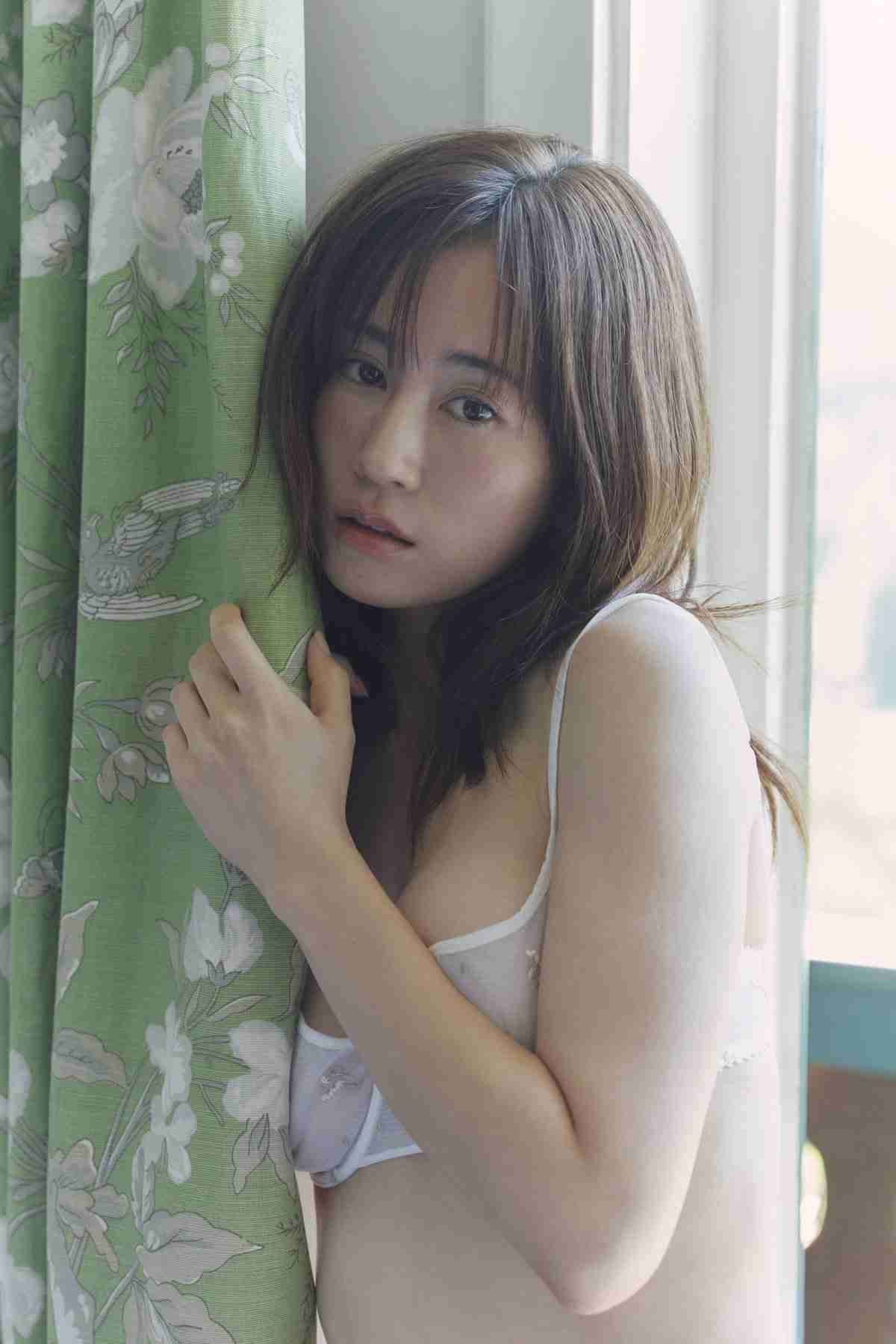 前田敦子、過去最大露出に挑戦&テーマは“大人の恋” 14年ぶり“最後の写真集”中面カット公開