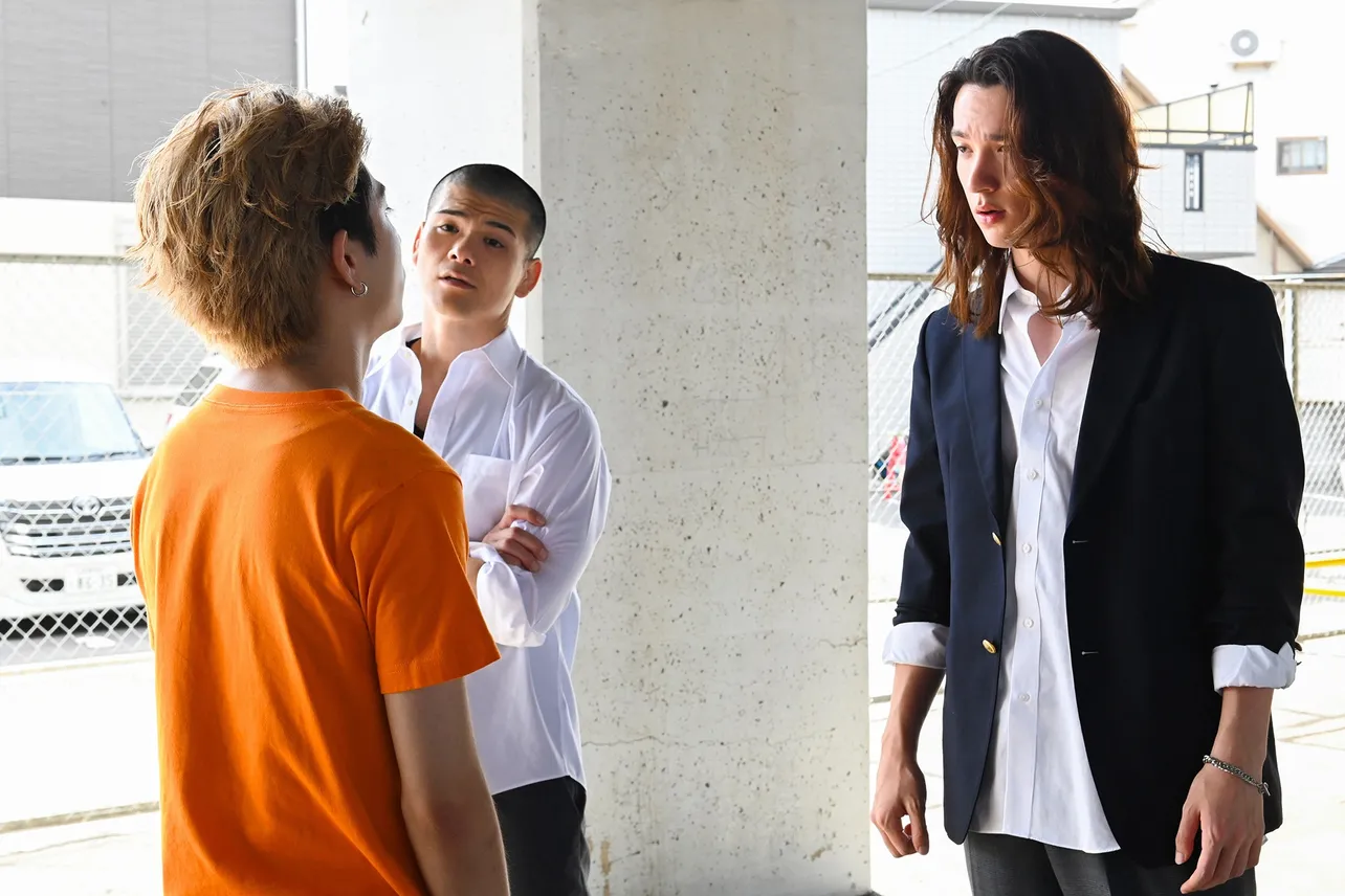 田中洸希“徹”に絡む嵐翔真“鬼塚”が怖いのにかっこよくてドキドキ…「足が長すぎ」の声＜家庭教師の岸騎士です。＞ | WEBザテレビジョン