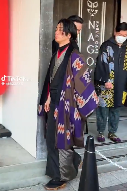 名古屋の芝居小屋の座長・名古屋山三郎が「安野モヨコの描く男」そのもの、もはや抜け出してきたと言われても信じてしまいそう