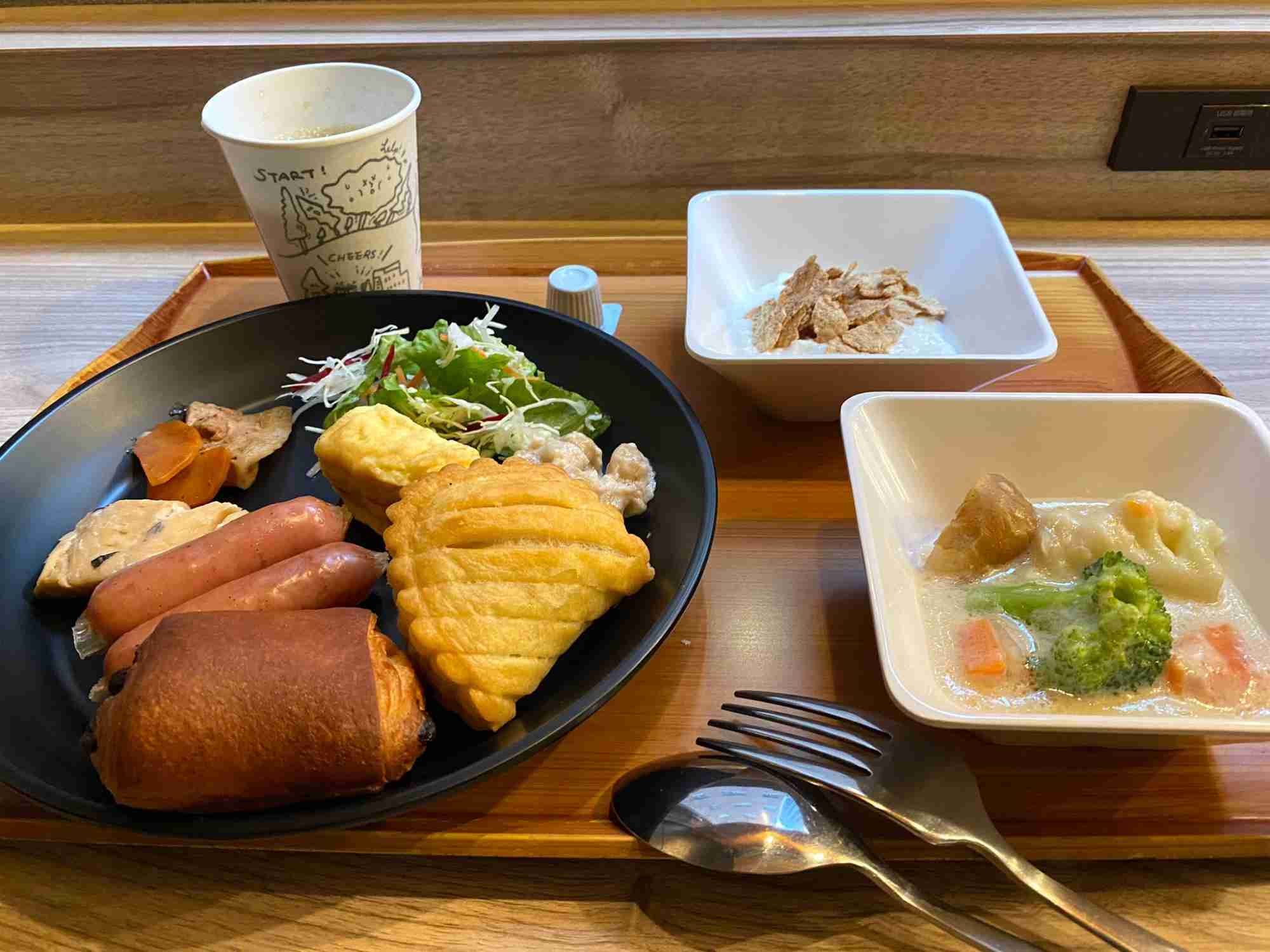 SNSでホテルの朝食の必要性が話題 「食べない方がお得」「旅行ならではの贅沢」など様々な意見が