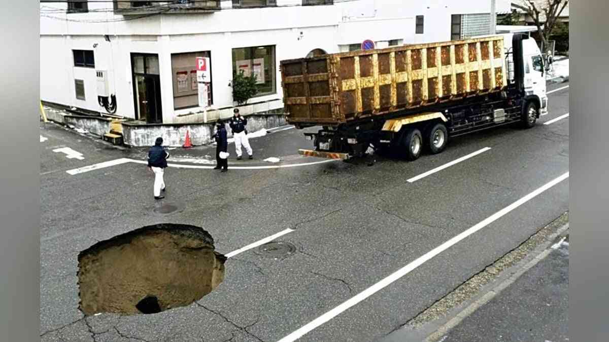 見逃された道路陥没の脅威、下水管腐食の速さに「リスク甘く見ていた」…維持管理体制も脆弱に : 読売新聞