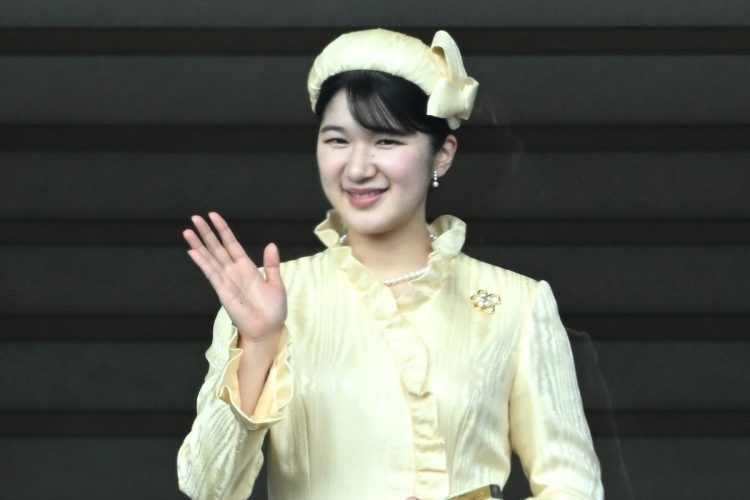 《本当に頭が下がります》皇后雅子さまから受け継がれたと話題のドレスで愛子さまがご出席　母娘で“ハッピーカラー”リンクコーデ（NEWSポストセブン） - Yahoo!ニュース